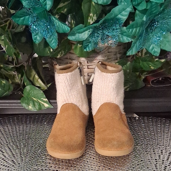 UGG Tan and Cream Kids Boots - Picture 2 of 5